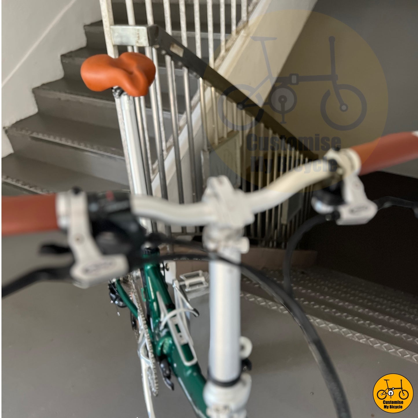 Brown Retro Saddle on Vintage British Green Fnhon Monsoon 22-Inch Folding Bike – A Nostalgic & Stylish Commuter
