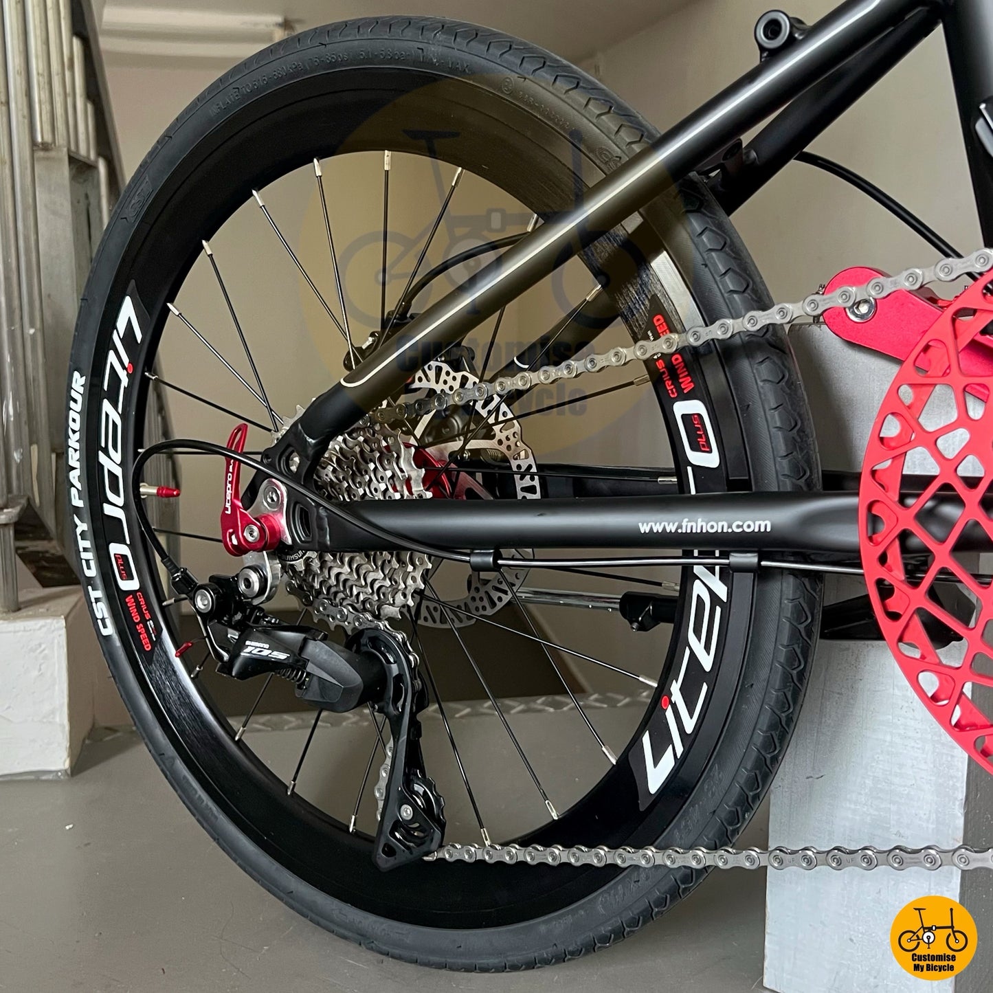 Foldie with double bar frame and aero wheels for fast city commuting
