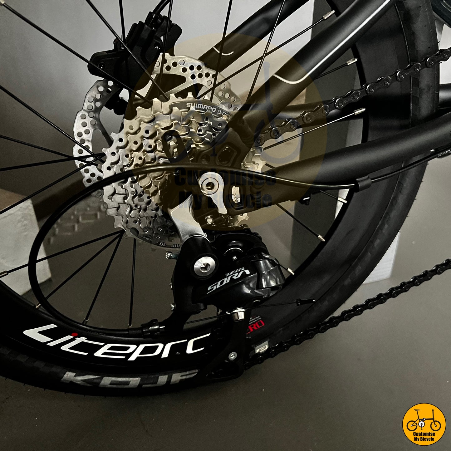 Shimano Sora R3000 Rear Derailleur on High-Performance Fnhon Monsoon 22-Inch Foldie – Designed for Comfort & Durability
