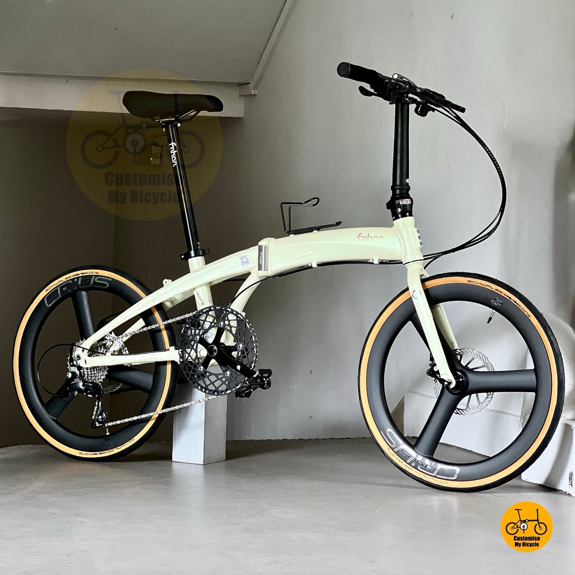 Sepeda lipat Fnhon Tornado 22 inci Beige dengan Shimano 9s dan roda karbon Crius
