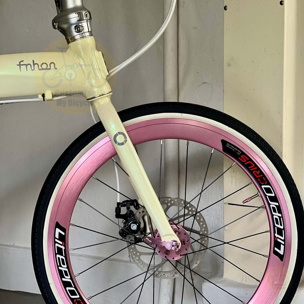 Sepeda lipat Fnhon Tornado 22 inch warna Beige dengan Shimano 9 gears desain ringan dan ringkas