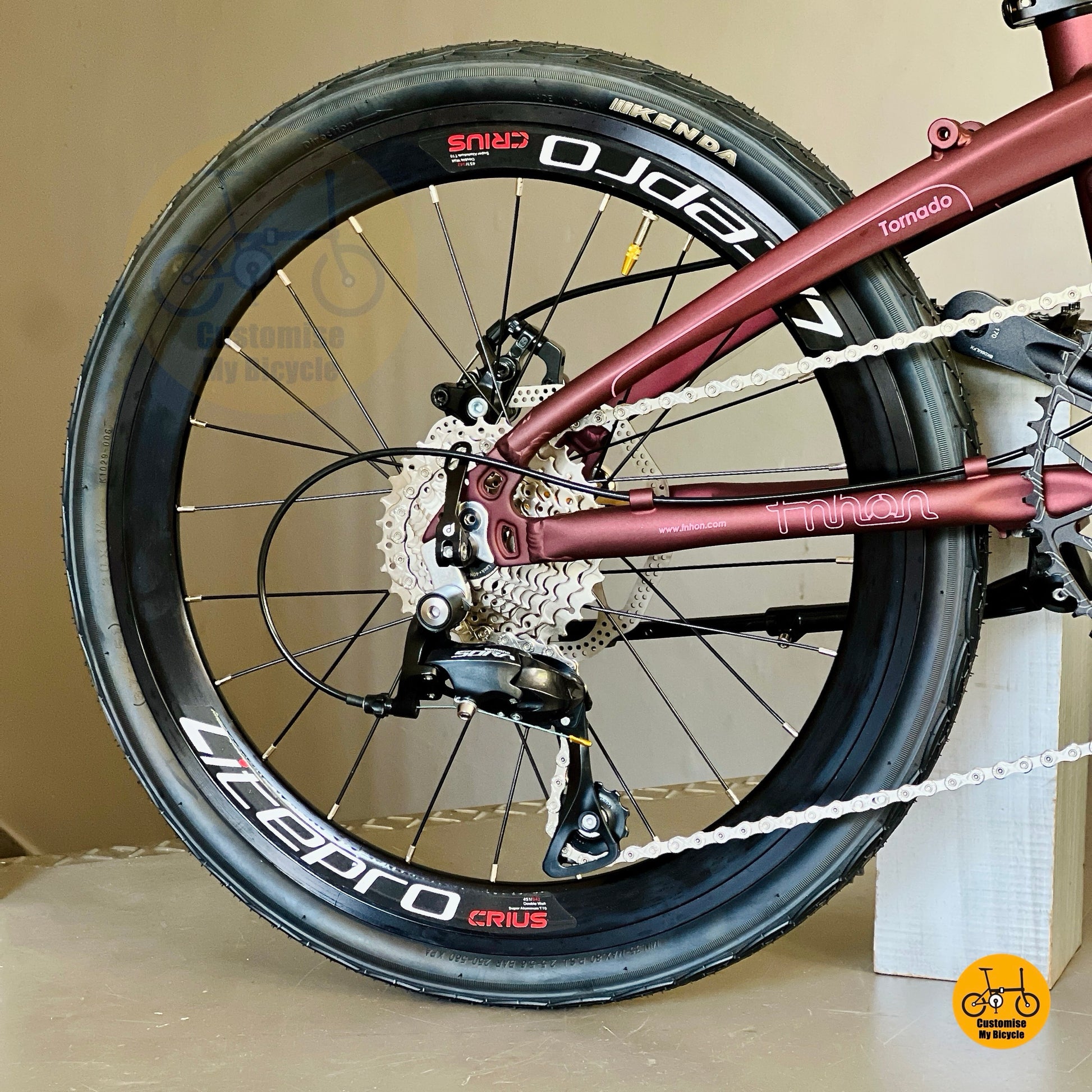 Fnhon Tornado folding bike close up Shimano 9 speed drivetrain gear system smooth shifting
