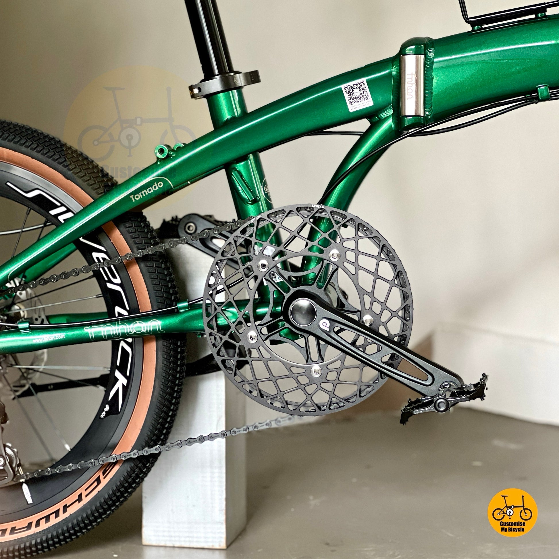 Close up FNHON Hollowtech crankset on lightweight folding bicycle