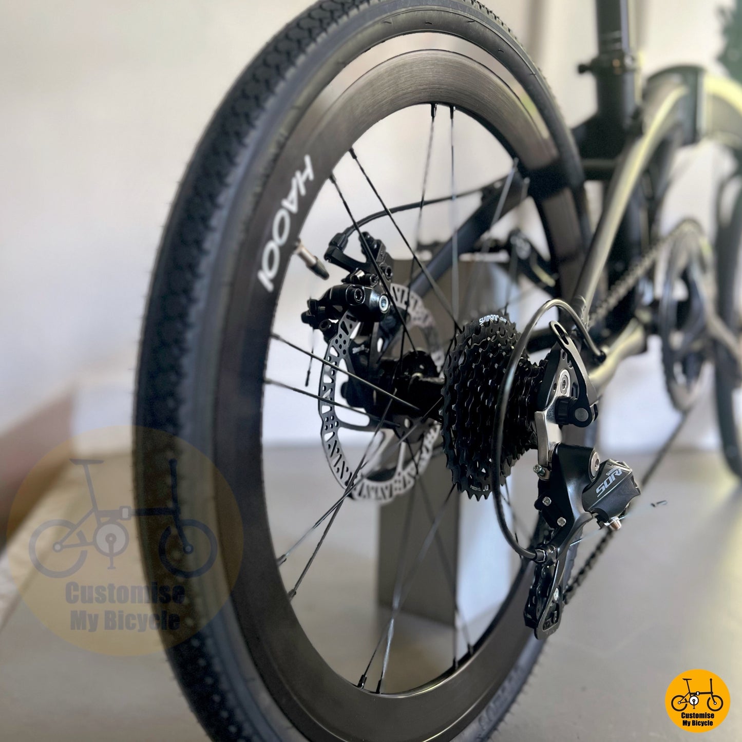 Aerodynamic frame curve of Fnhon Tornado in matte black
