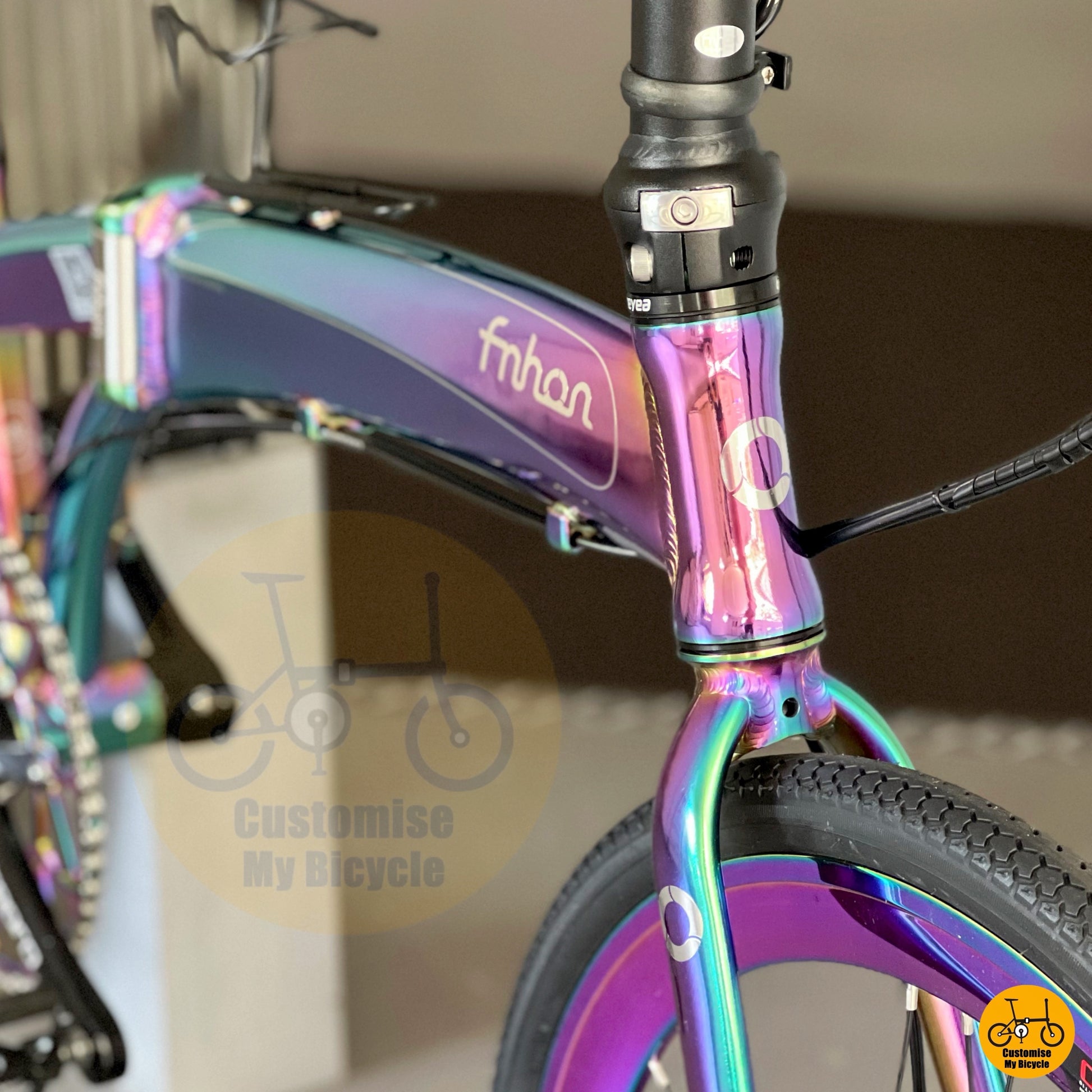 High-quality aluminium foldie with colourful frame for visibility
