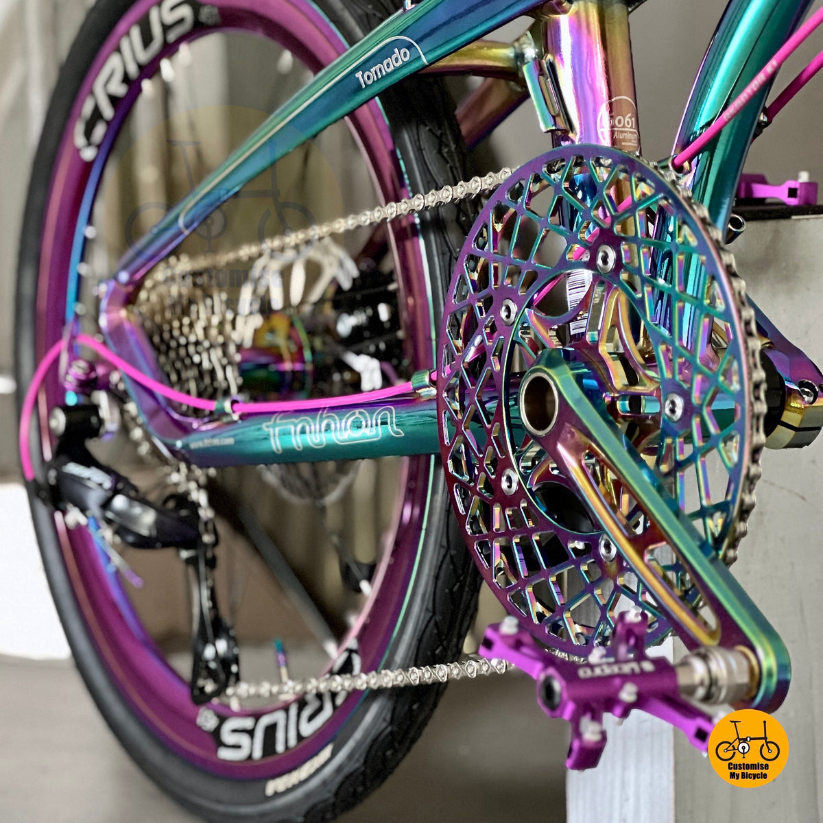 Sepeda lipat Fnhon Tornado 22 inch warna Oil Slick dengan Shimano 9 gears desain ringan dan ringkas
