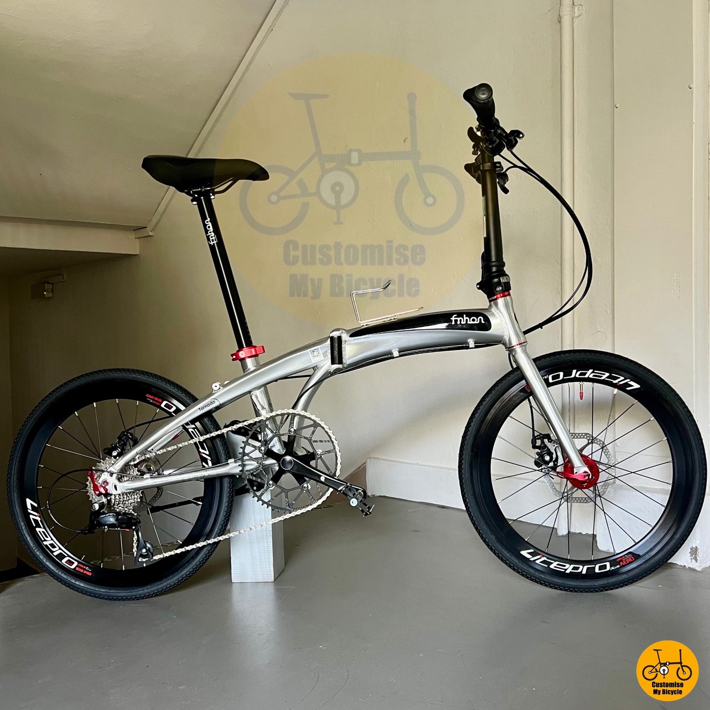 Alloy Frame Foldie with Red Hubs and Sora 9-Speed Gearing – Fnhon Tornado 22”
