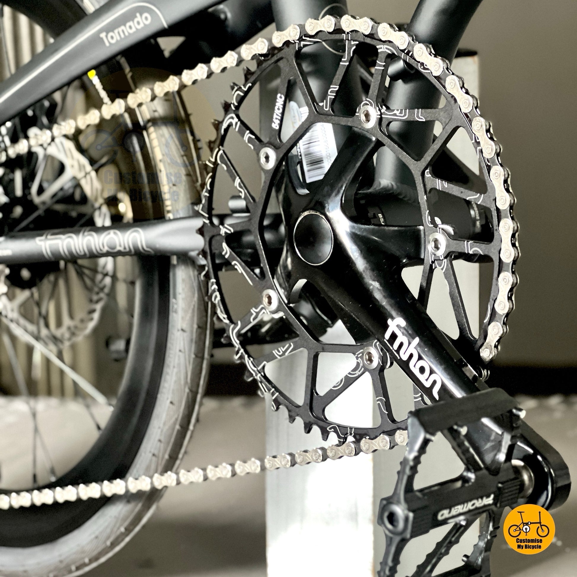 Fnhon Tornado 20 inch folding bicycle close up FNHON Hollowtech crankset and PROMEND three bearings pedals