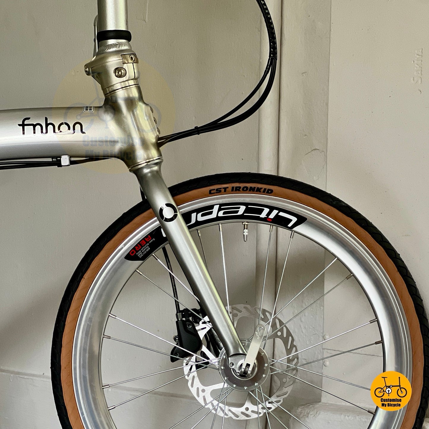 Sepeda Lipat Fnhon Wind 22 Inci Warna Perak Shimano 10 Kecepatan Tiagra
