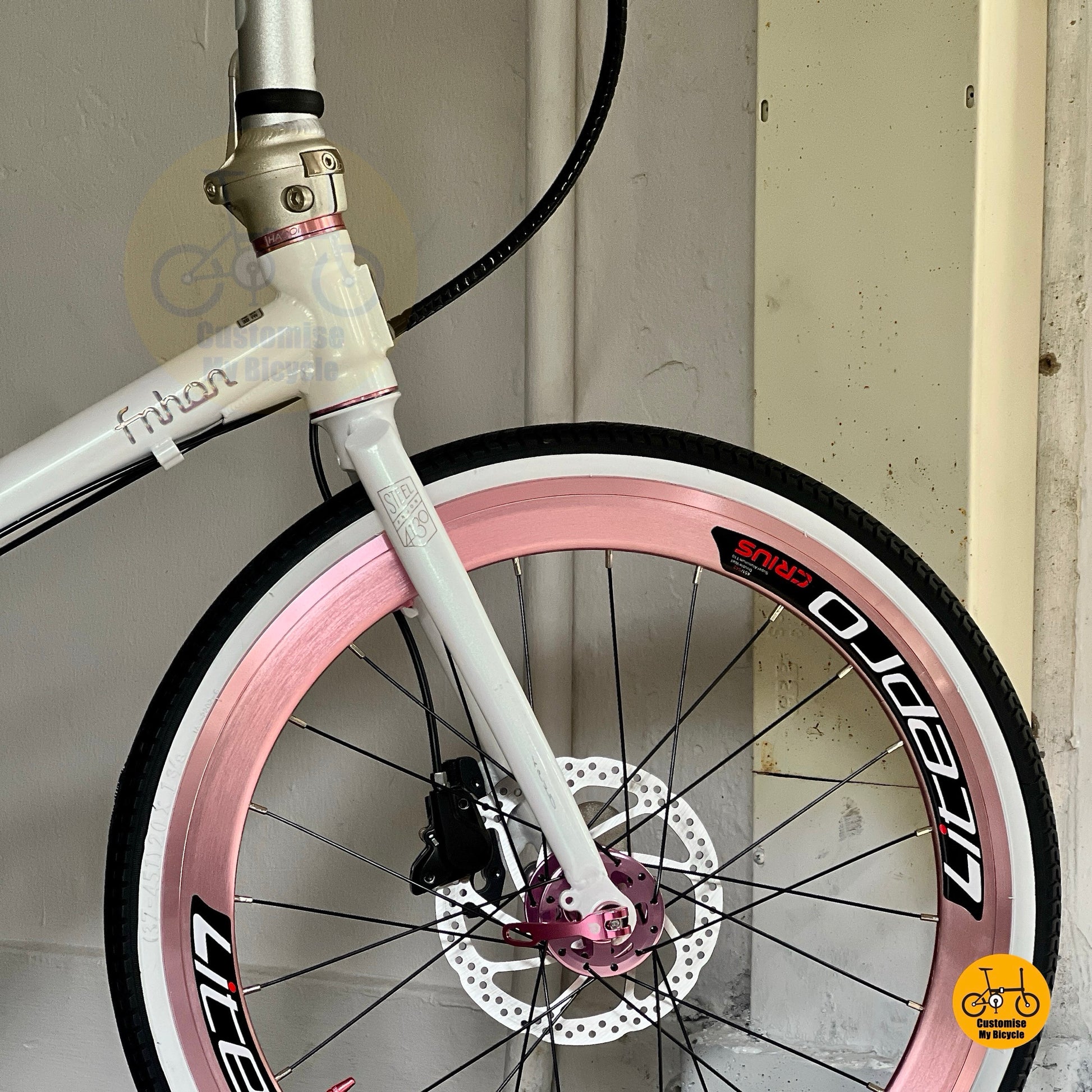 Fnhon Thunderstorm Innova Pro fast rolling tyres front wheel close up
